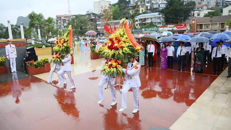 Các đồng chí lãnh đạo tỉnh Quảng Ninh cùng các đại biểu dâng hương nhân kỷ niệm 135 năm Ngày sinh của Chủ tịch Hồ Chí Minh. (Ảnh: QMG)