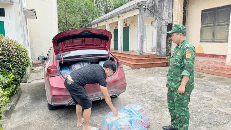 Đối tượng Nguyễn Hồng Minh và tang vật bị lực lượng Bộ đội Biên phòng Quảng Ninh bắt giữ.