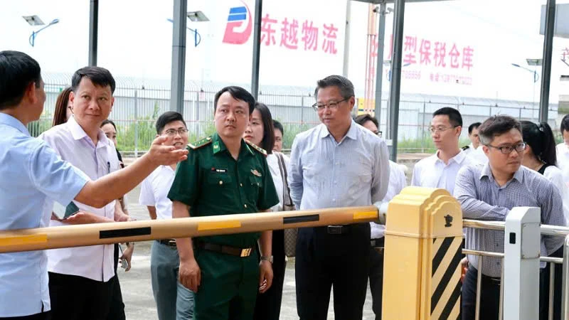 Lãnh đạo thành phố Móng Cái (Việt Nam) và Đông Hưng (Trung Quốc) khảo sát tại khu vực cửa khẩu phía Đông Hưng, Trung Quốc.