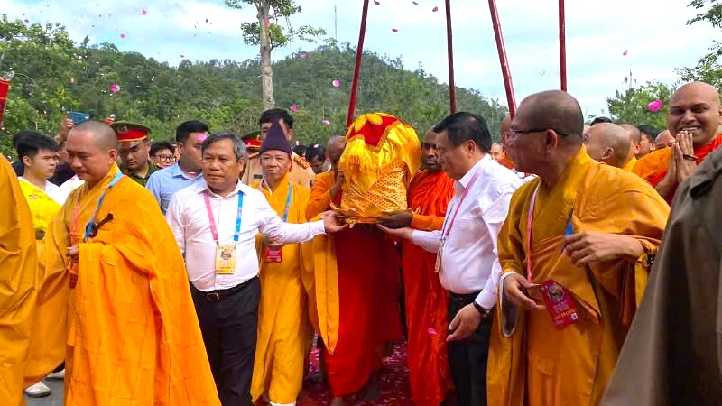 Các đại biểu tham gia đón rước xá lợi Đức Phật.