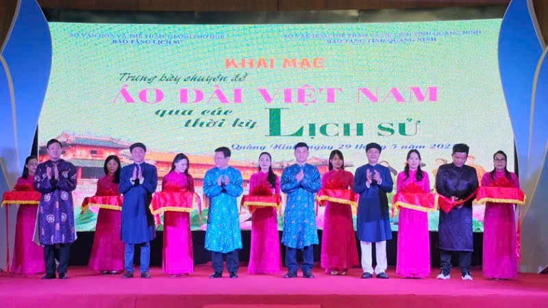 Các đại biểu cắt băng khai mạc triển lãm.