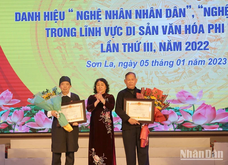 Lãnh đạo Ủy ban nhân dân tỉnh Sơn La chuyển trao danh hiệu vinh dự Nhà nước “Nghệ nhân Nhân dân” cho 2 cá nhân là "Nghệ nhân Ưu tú".