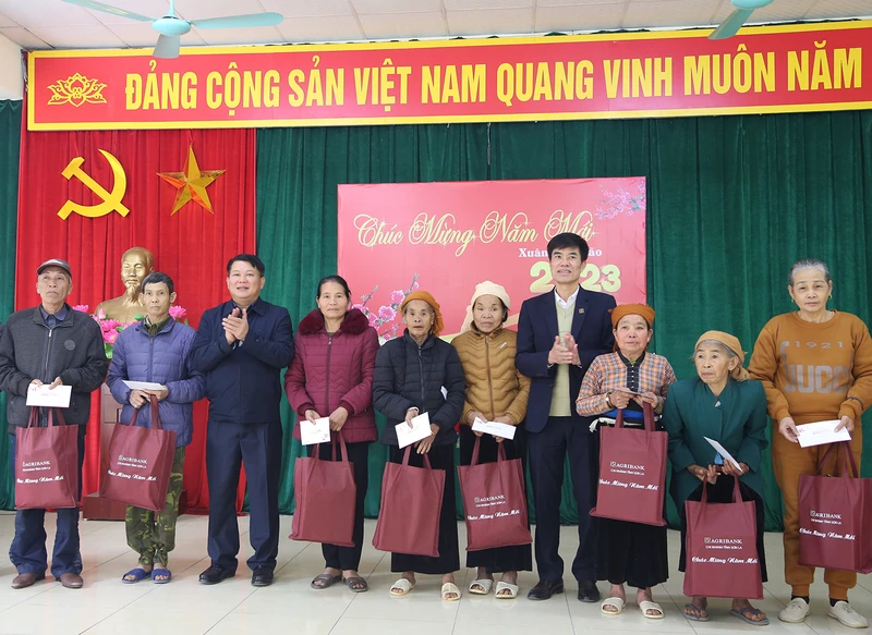 Đồng chí Lò Minh Hùng, Phó Bí thư Thường trực Tỉnh ủy Sơn La tặng quà Tết cho các gia đình chính sách xã Huy Bắc.