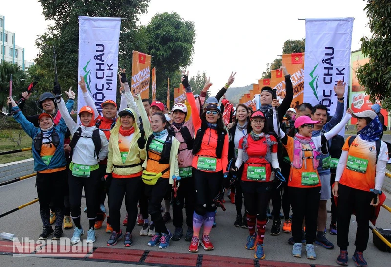 Gần 4.000 vận động viên đến từ 32 quốc gia tham gia giải chạy Marathon đường mòn Việt Nam tại Mộc Châu.