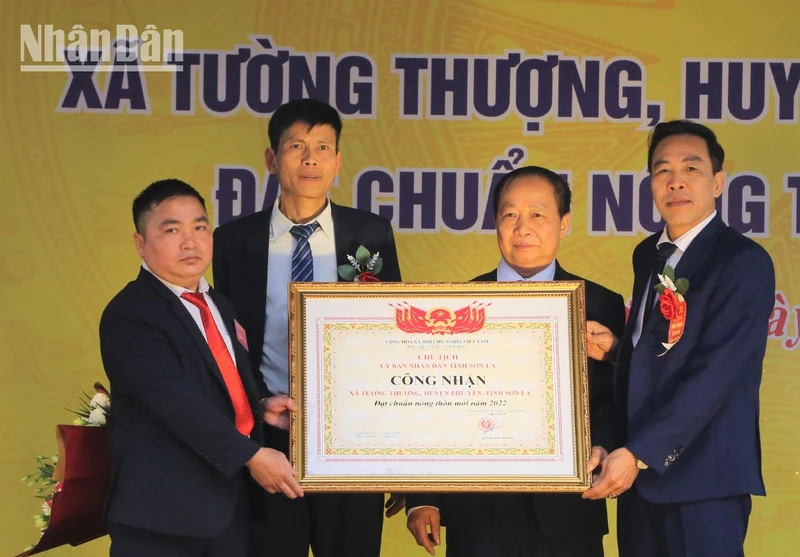 Xã Tường Thượng đón nhận Bằng công nhận xã đạt chuẩn nông thôn mới.