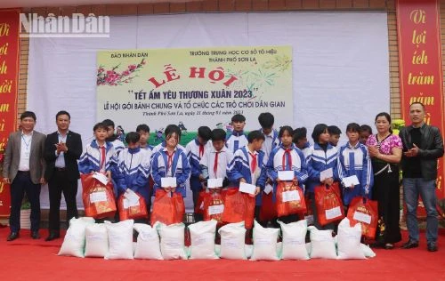 Trao quà Tết của đồng chí Lê Quốc Minh cho học sinh mồ côi, có hoàn cảnh đặc biệt khó khăn.