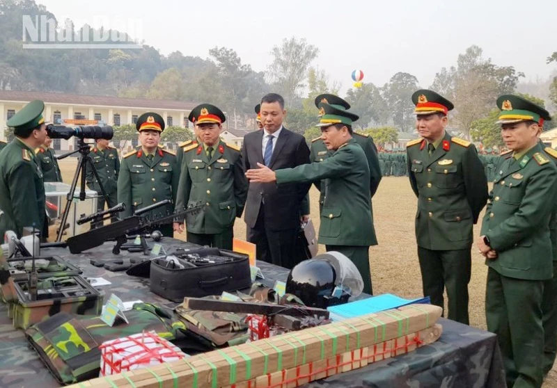 Đại biểu tham quan các mô hình học cụ.