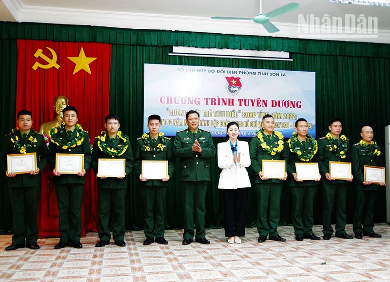 Trao tặng danh hiệu “Gương mặt trẻ tiêu biểu” và “Gương mặt trẻ triển vọng” cho các cá nhân.