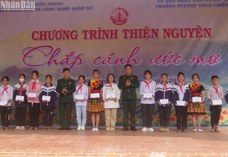 Đoàn công tác trao học bổng cho các em học sinh.