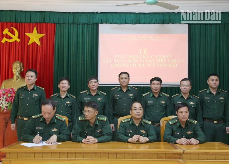 Các đơn vị ký cam kết “Xây dựng đơn vị đạt tiêu chuẩn không có ma túy năm 2023”.