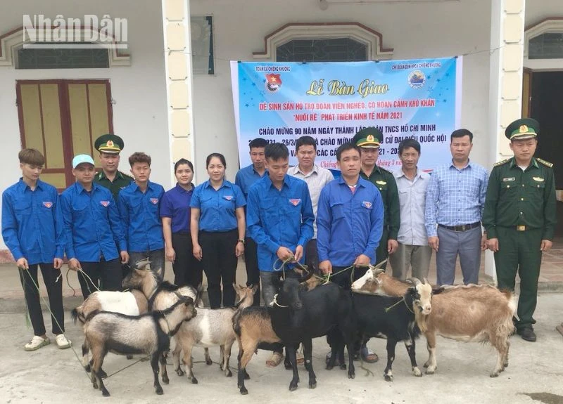 Lễ bàn giao “ngân hàng dê” cho gia đình đoàn viên, thanh niên có hoàn cảnh khó khăn xã Chiềng Khương.
