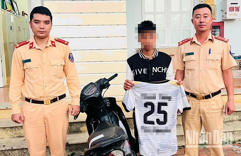 Công an huyện Mai Sơn xử lý thanh niên vi phạm Luật Giao thông đường bộ rồi đăng lên mạng xã hội.
