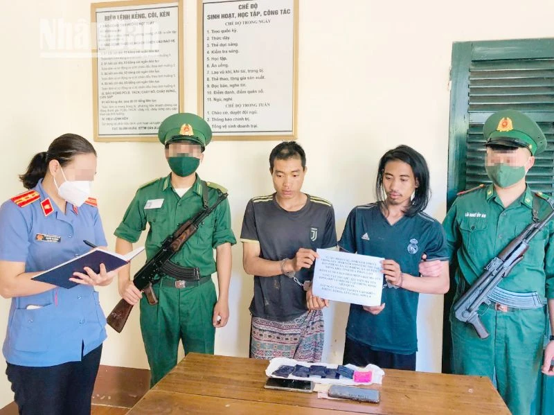 Hai đối tượng Thạo Vầu và Thong Say tại Đồn Biên phòng Chiềng On.