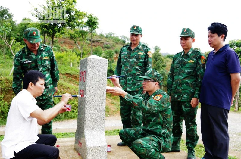Đoàn công tác và Đồn biên phòng Chiềng On sơn sửa lại mốc quốc giới 230.