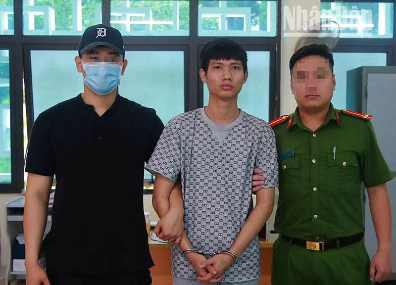 Đối tượng Đoàn Ngọc Huy (ở giữa) tại cơ quan chức năng.