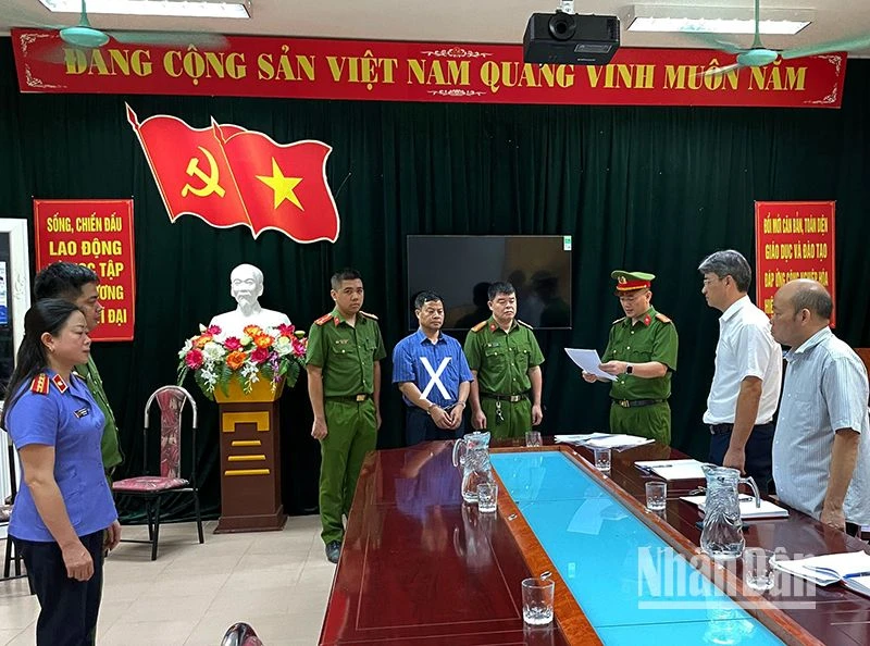Cơ quan cảnh sát điều tra thi hành quyết định khởi tố vụ án hình sự, khởi tố bị can, lệnh bắt tạm giam đối với Cao Đình Sơn.
