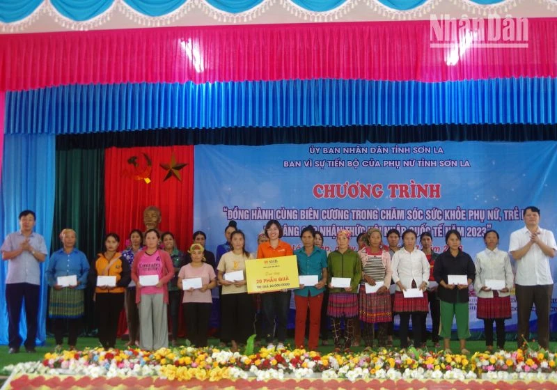 Tặng quà cho các gia đình có hoàn cảnh khó khăn thuộc các bản của xã Lóng Sập