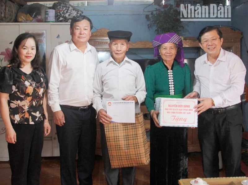 Đồng chí Nguyễn Hữu Dũng, Phó Chủ tịch Ủy ban Trung ương Mặt trận Tổ quốc Việt Nam tặng quà xã Ngọc Chiến.