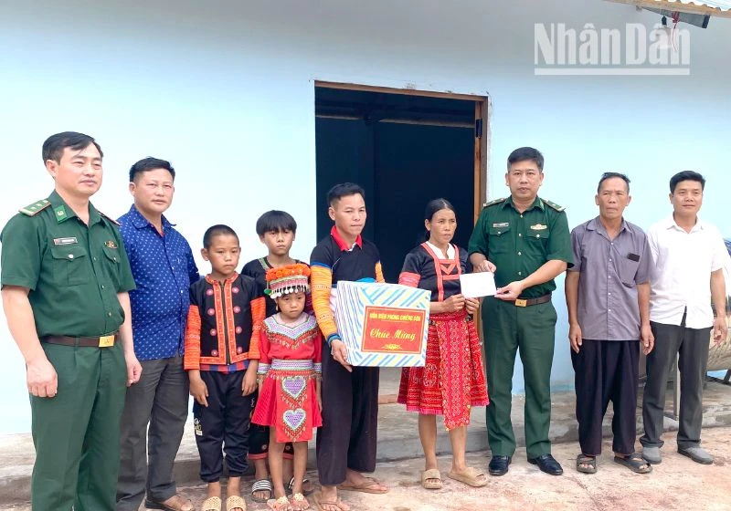 Đồn Biên phòng Chiềng Sơn và chính quyền địa phương bàn giao nhà cho gia đình anh Sồng A Chống. 