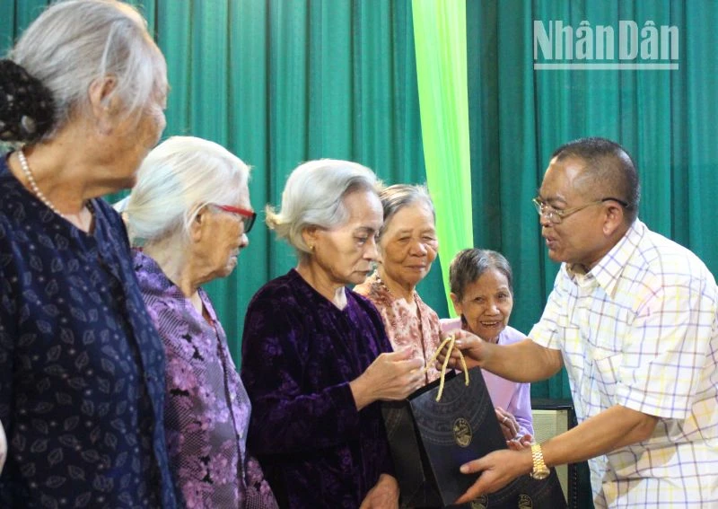 Tặng sản phẩm cao sâm Ngọc Linh cho người cao tuổi tại Tiểu khu 19, thị trấn Hát Lót, Mai Sơn.