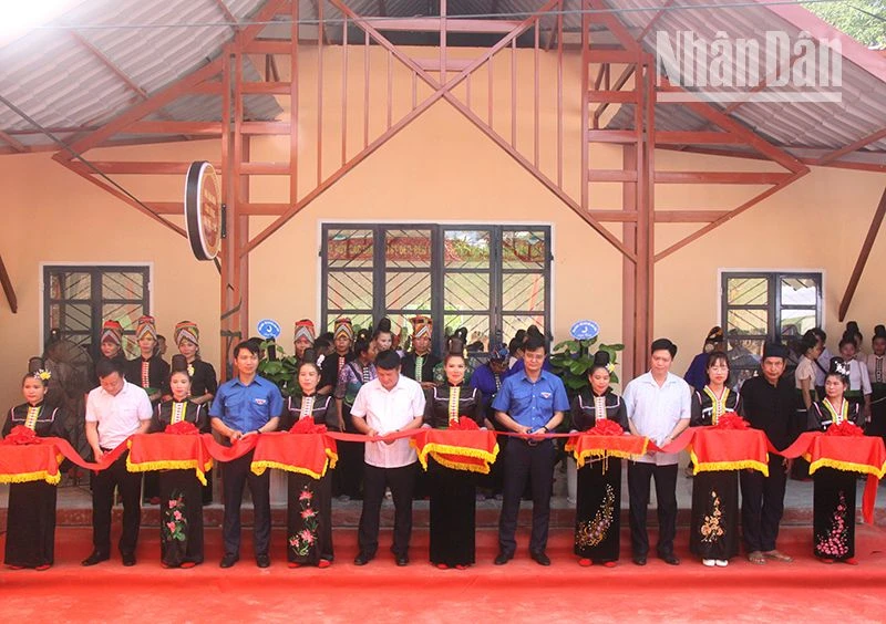 Cắt băng khánh thành Nhà văn hóa cộng đồng cho đồng bào dân tộc La Ha tại bản Hiên, xã Liệp Tè, huyện Thuận Châu. (Ảnh: Quốc Tuấn)