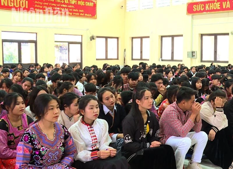 Đoàn viên, thanh niên các trường học tham gia chương trình tuyên truyền về chủ quyền an ninh biên giới quốc gia. (Ảnh: Vì Hiện)