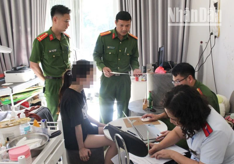 Lực lượng Cảnh sát kinh tế chủ trì, phối hợp Thanh tra Sở Y tế Sơn La tiến hành xử lý cơ sở thẩm mỹ TƯƠI SPA. (Ảnh: Cao Thiên)