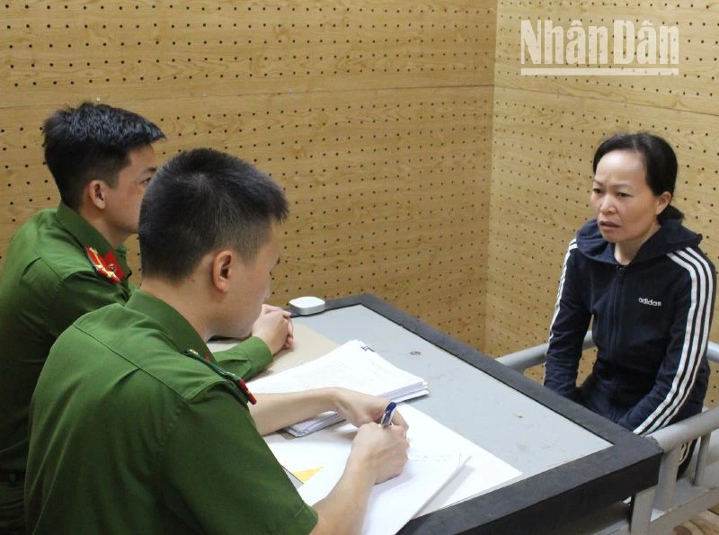 Đối tượng Hà Thị Thi tại cơ quan Công an. (Ảnh: Cao Thiên)