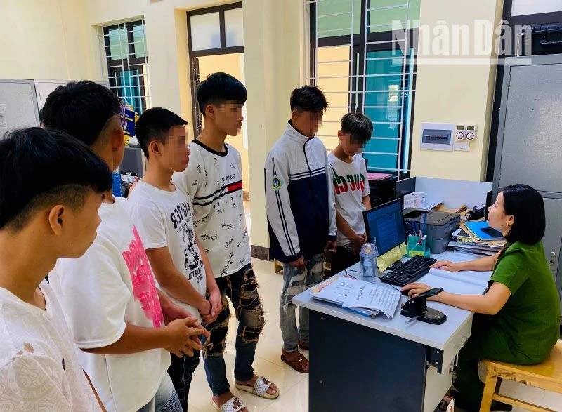 Công an huyện Phù Yên triệu tập các đối tượng liên quan lên làm việc. (Ảnh: THIÊN HIẾU)