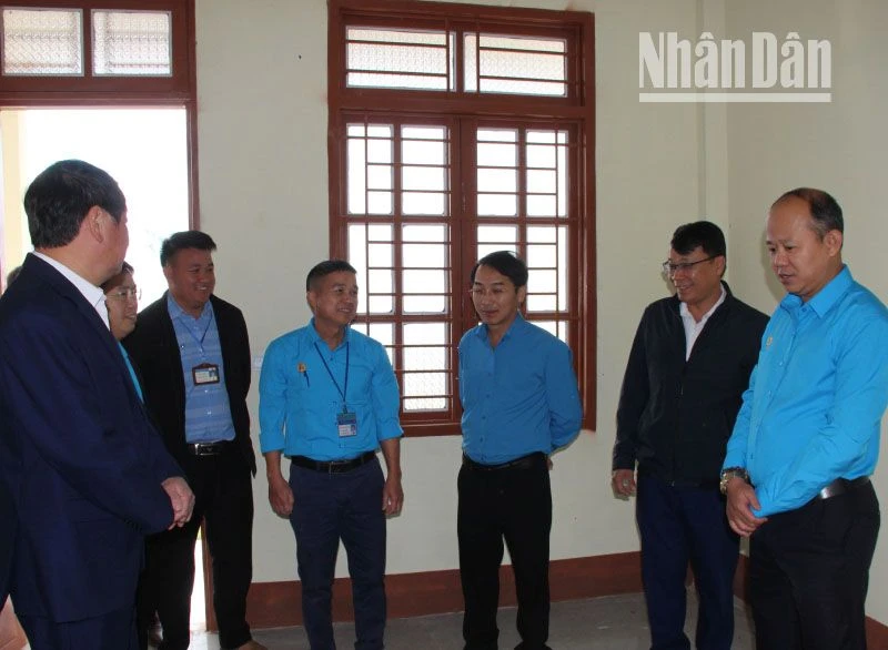 Đại biểu tham quan các phòng nhà công vụ giáo viên trường tiểu học và trung học cơ sở Chiềng Ân. (Ảnh: Lam Giang)