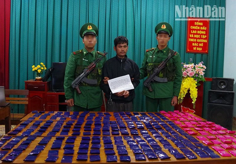 Đối tượng Punkeo Bunchalan cùng tang vật.