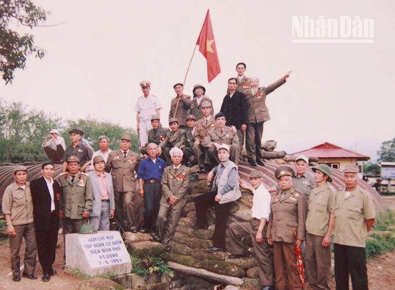 Ông Nguyễn Văn Bể (Đứng thứ 5, hàng thứ nhất từ trái qua) cùng đồng đội thăm lại chiến trường xưa Điện Biên Phủ. (Ảnh tư liệu chụp lại)