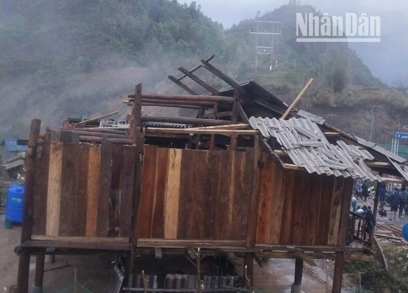 Gió lốc kèm mưa đá làm tốc mái nhà người dân tại xã Chiềng Khay, huyện Quỳnh Nhai. (Ảnh: Người dân cung cấp)