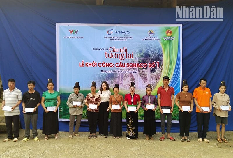 Đại diện lãnh đạo Tập đoàn thương mại và dược phẩm Sohaco trao quà cho các hộ có hoàn cảnh đặc biệt khó khăn.