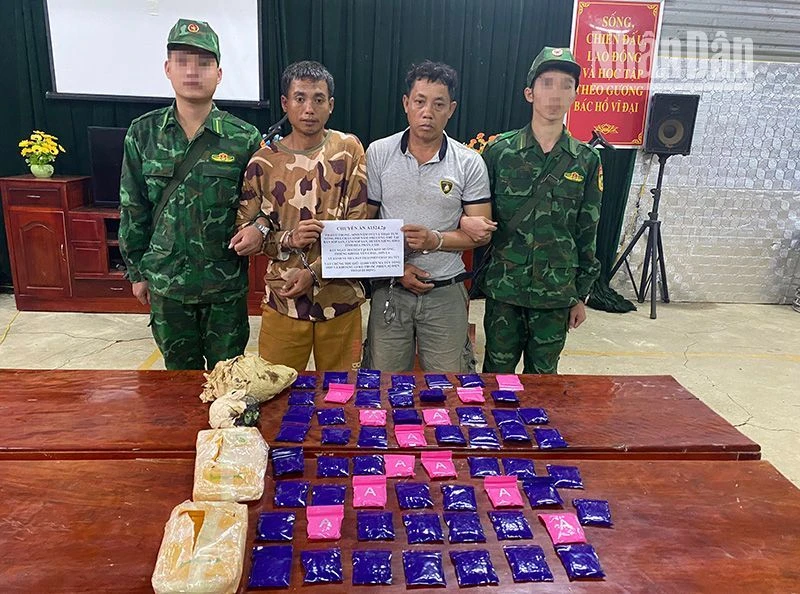 2 đối tượng Thạo U Thong và Thạo Tụm Vông Pha Chăn cùng tang vật bị bắt giữ tại cơ quan chức năng.