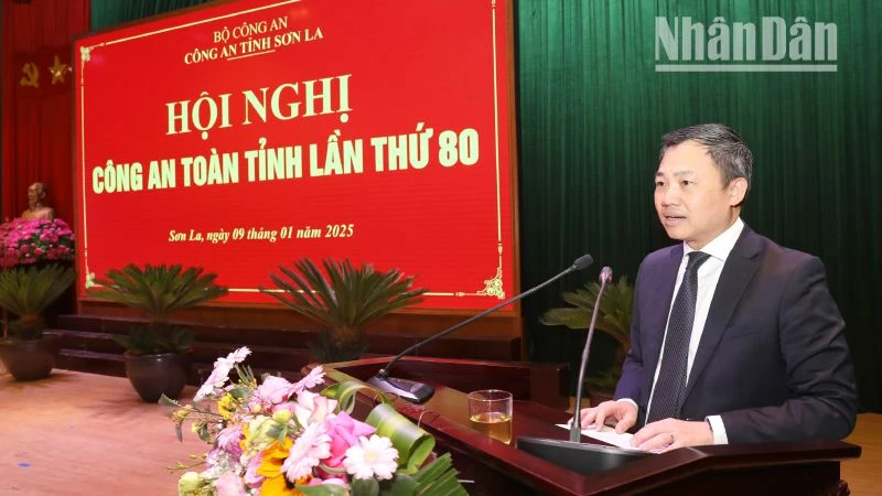 Đồng chí Nguyễn Đình Việt, Phó Bí thư Tỉnh ủy, Chủ tịch Ủy ban nhân dân tỉnh Sơn La phát biểu chỉ đạo tại hội nghị.