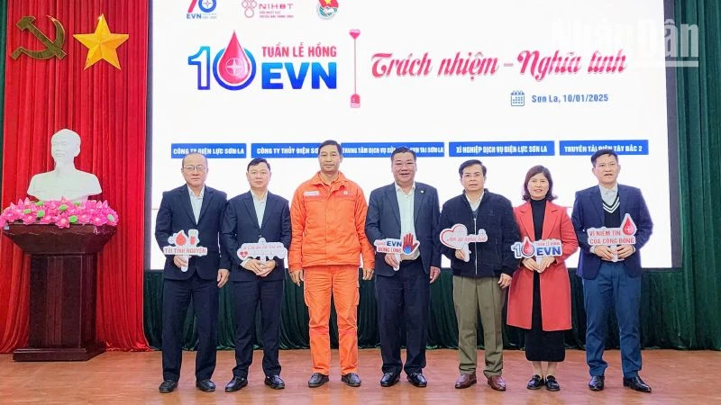 Đại diện lãnh đạo các đơn vị đồng hành tổ chức chương trình Tuần lễ hồng EVN tại tỉnh Sơn La lần thứ X.