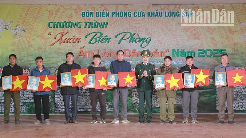 Tặng cờ Tổ quốc và ảnh Bác Hồ cho các bản của xã biên giới Lóng Sập, Chiềng Khừa, thị xã Mộc Châu.