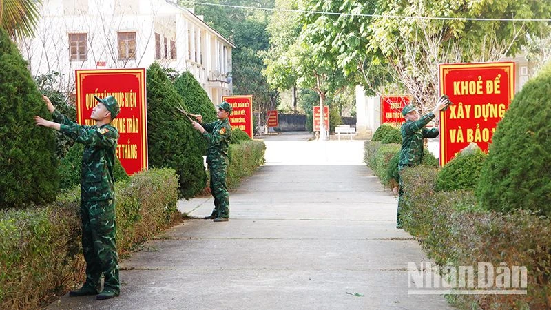 Cán bộ, chiến sĩ Tiểu đoàn Huấn luyện-Cơ động cắt tỉa cây cảnh, tạo cảnh quan môi trường xanh, sạch, đẹp.