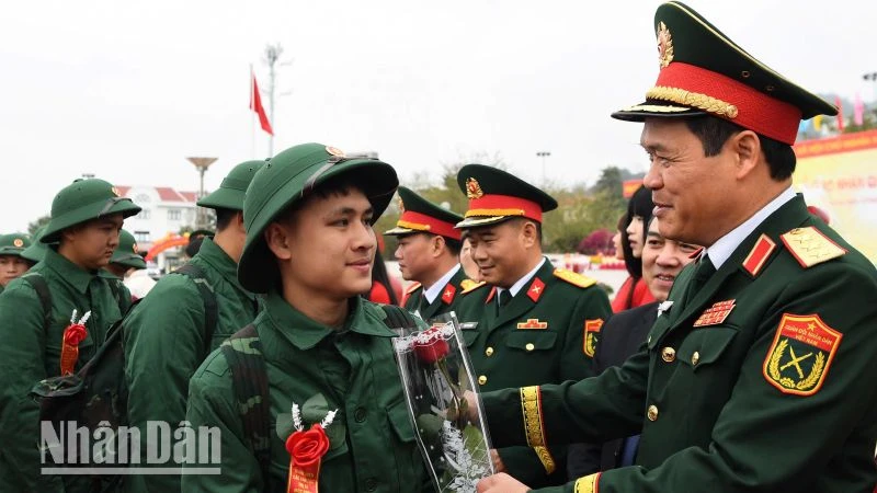 Thượng tướng Vũ Hải Sản, Thứ trưởng Quốc phòng tặng hoa và quà cho các tân binh tại thị xã Mộc Châu.