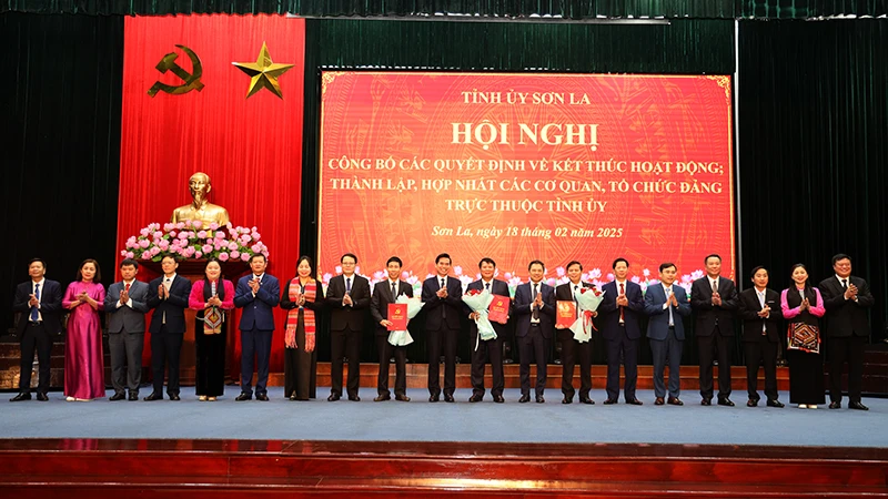 Bí thư Tỉnh ủy và Chủ tịch Ủy ban nhân dân tỉnh Sơn La trao quyết định và tặng hoa chúc mừng Đảng bộ các cơ quan Đảng tỉnh Sơn La.