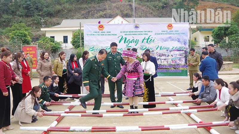Nhân dân 2 xã biên giới Lóng Phiêng và xã Chiềng Tương cùng cán bộ, chiến sĩ Bộ đội Biên phòng tham gia các trò chơi dân gian.