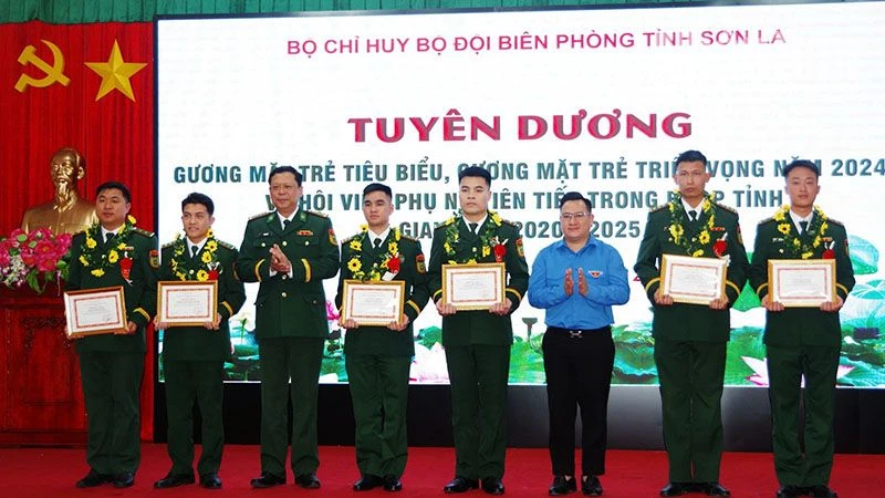 Lãnh đạo Bộ Chỉ huy Bộ đội Biên phòng tỉnh và Tỉnh đoàn Sơn La trao tặng danh hiệu cho các gương mặt trẻ tiêu biểu.