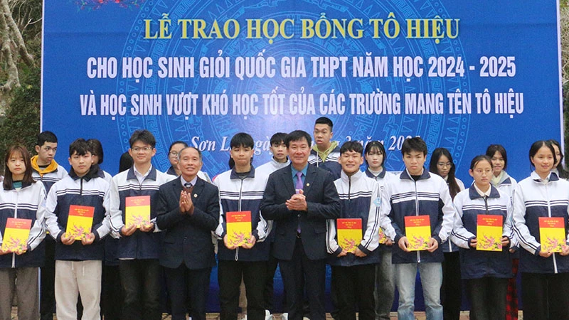 Lãnh đạo Sở Văn hóa Thể thao và Du lịch tỉnh và Hội Khuyến học tỉnh Sơn La trao học bổng cho các học sinh vượt khó học tốt.