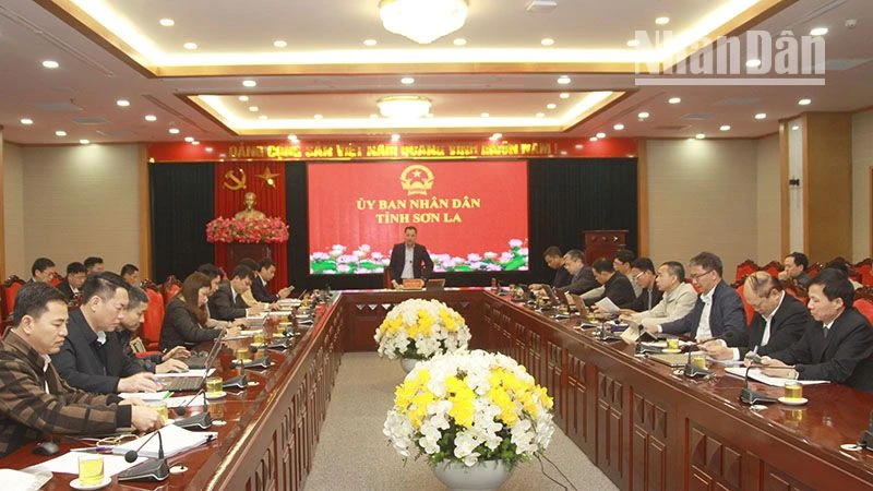 Đồng chí Nguyễn Đình Việt, Phó Bí thư Tỉnh ủy, Chủ tịch Ủy ban nhân dân tỉnh Sơn La chủ trì cuộc họp.