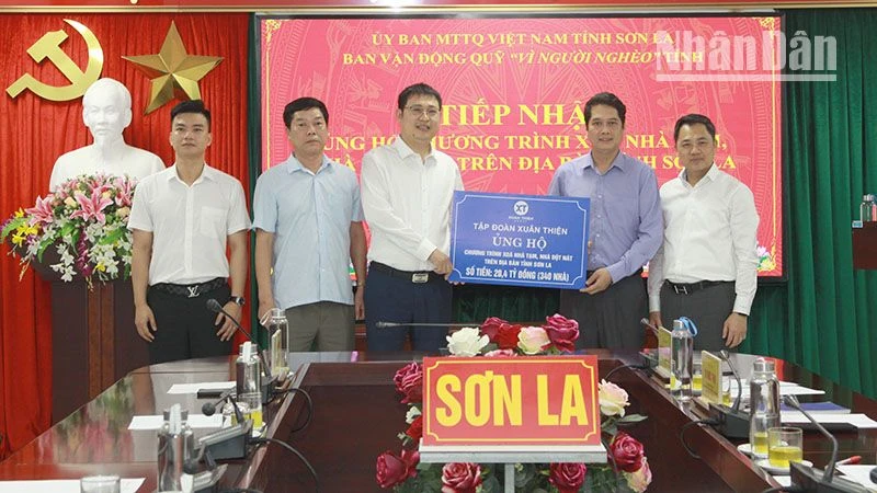 Tập đoàn Xuân Thiện trao biểu trưng 20 tỷ 400 triệu đồng cho tỉnh Sơn La.