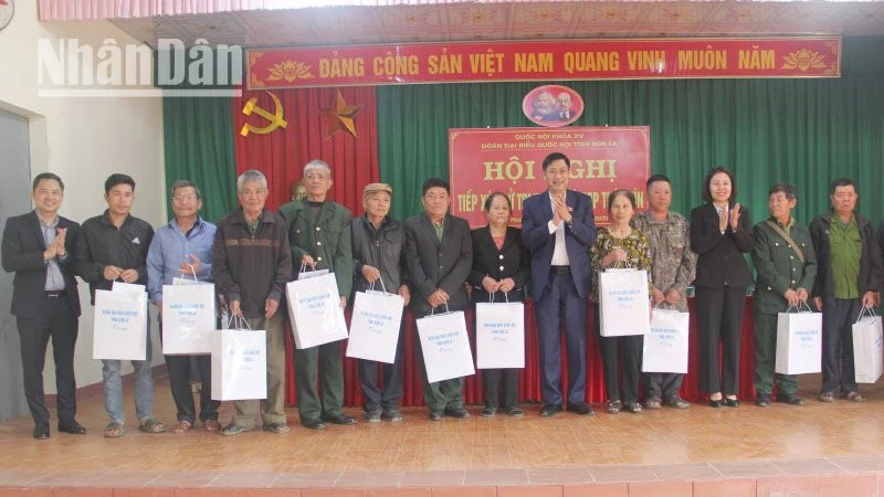 Đoàn đại biểu Quốc hội tỉnh Sơn La tặng quà 18 gia đình diện chính sách 4 xã biên giới của huyện Yên Châu.