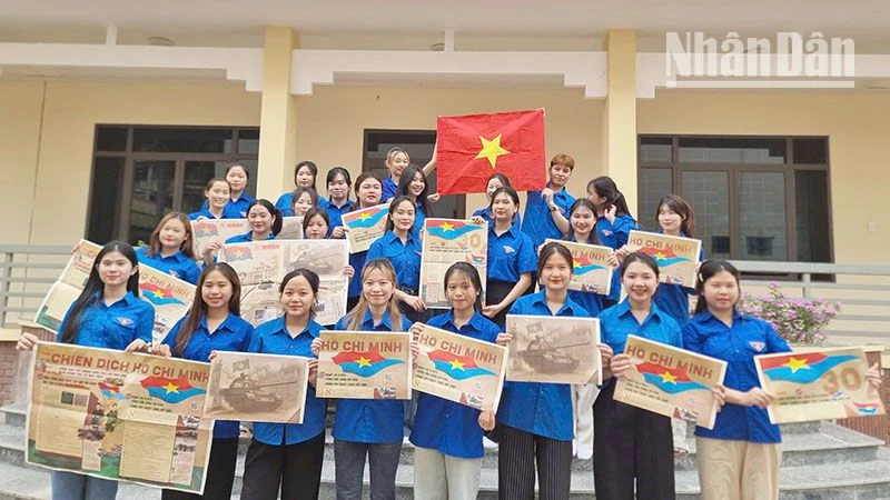 Phụ san đặc biệt của Báo Nhân Dân được dành tặng cho sinh viên các trường đại học, cao đẳng trên địa bàn tỉnh Sơn La.