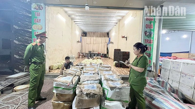 Lực lượng chức năng tiến hành kiểm tra toàn bộ các gian hàng, xe chở rau, củ, quả của các thương lái tại chợ đầu mối bản Mé Ban, xã Chiềng Cơi, thành phố Sơn La.