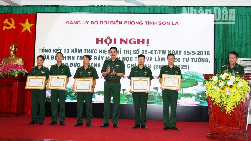 Ban Thường vụ Đảng ủy Bộ Chỉ huy Bộ đội Biên phòng tỉnh Sơn La tặng Giấy khen cho các tập thể và cá nhân tiêu biểu. 